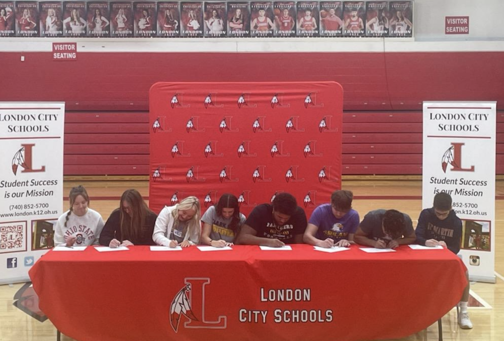 LHS Students Signing NLI