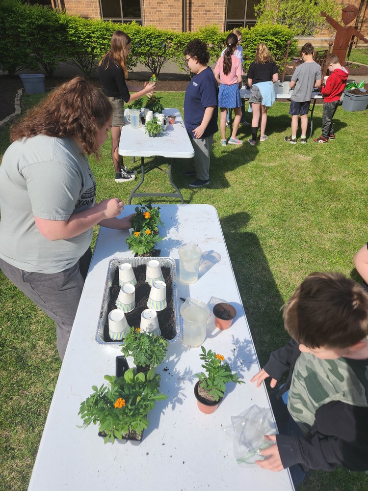 LHS FFA Students Help LES Students Plant Flowers