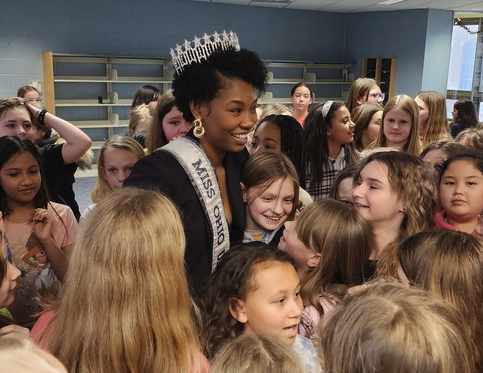 Miss Ohio visits with 5th graders